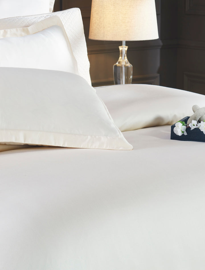 DT-046-9092_4|Ultra close-up of a premium elegant cream cotton duvet cover fabric, highlighting its smooth texture and luxurious quality.