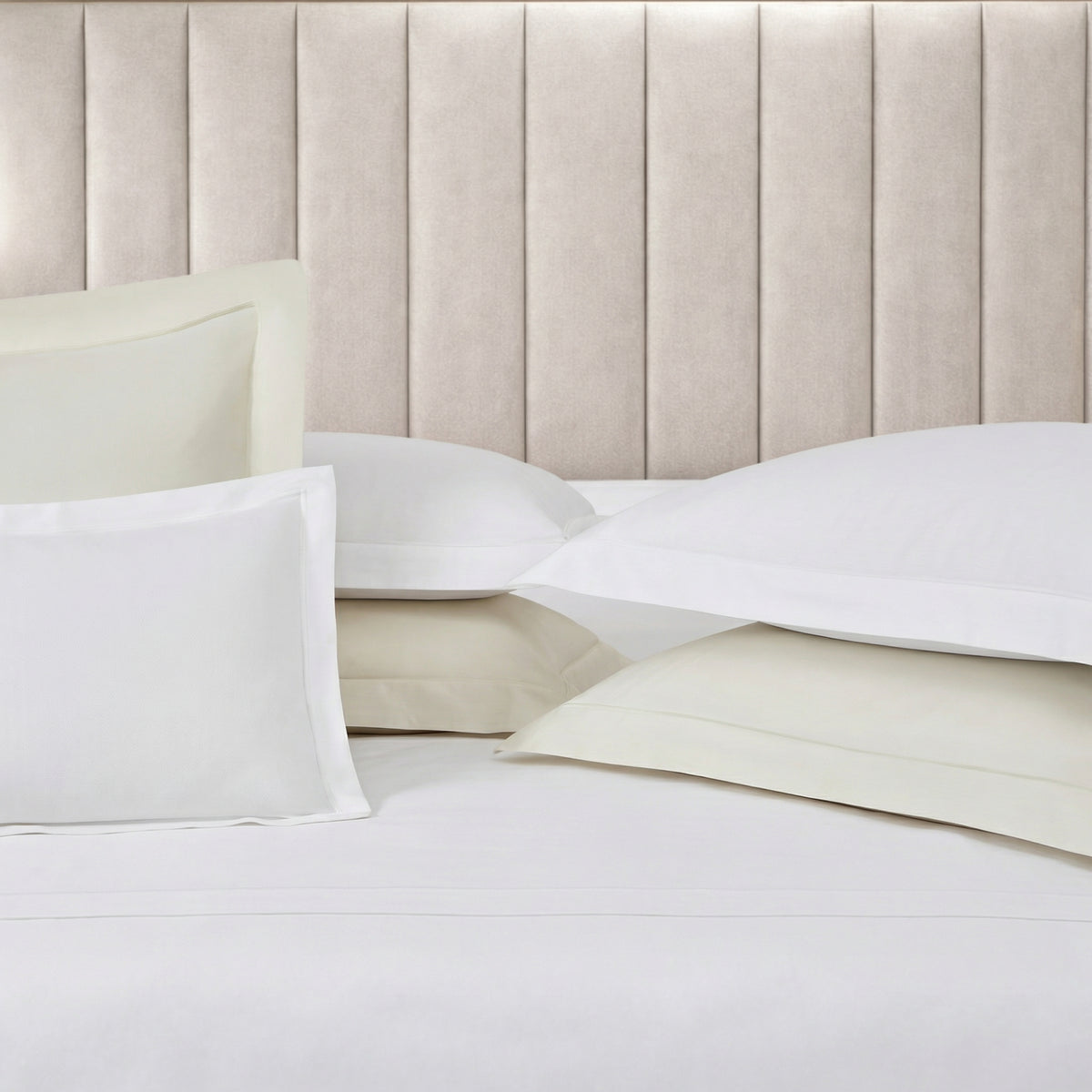 ES-064-2626_3|Solid white smooth cotton duvet cover, offering a plain, crisp texture and subtle, clean finish, suitable for various bed sizes.