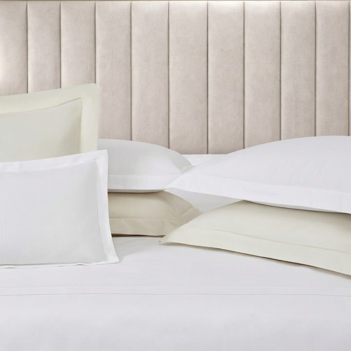 ES-064-2626_3|Solid white smooth cotton duvet cover, offering a plain, crisp texture and subtle, clean finish, suitable for various bed sizes.