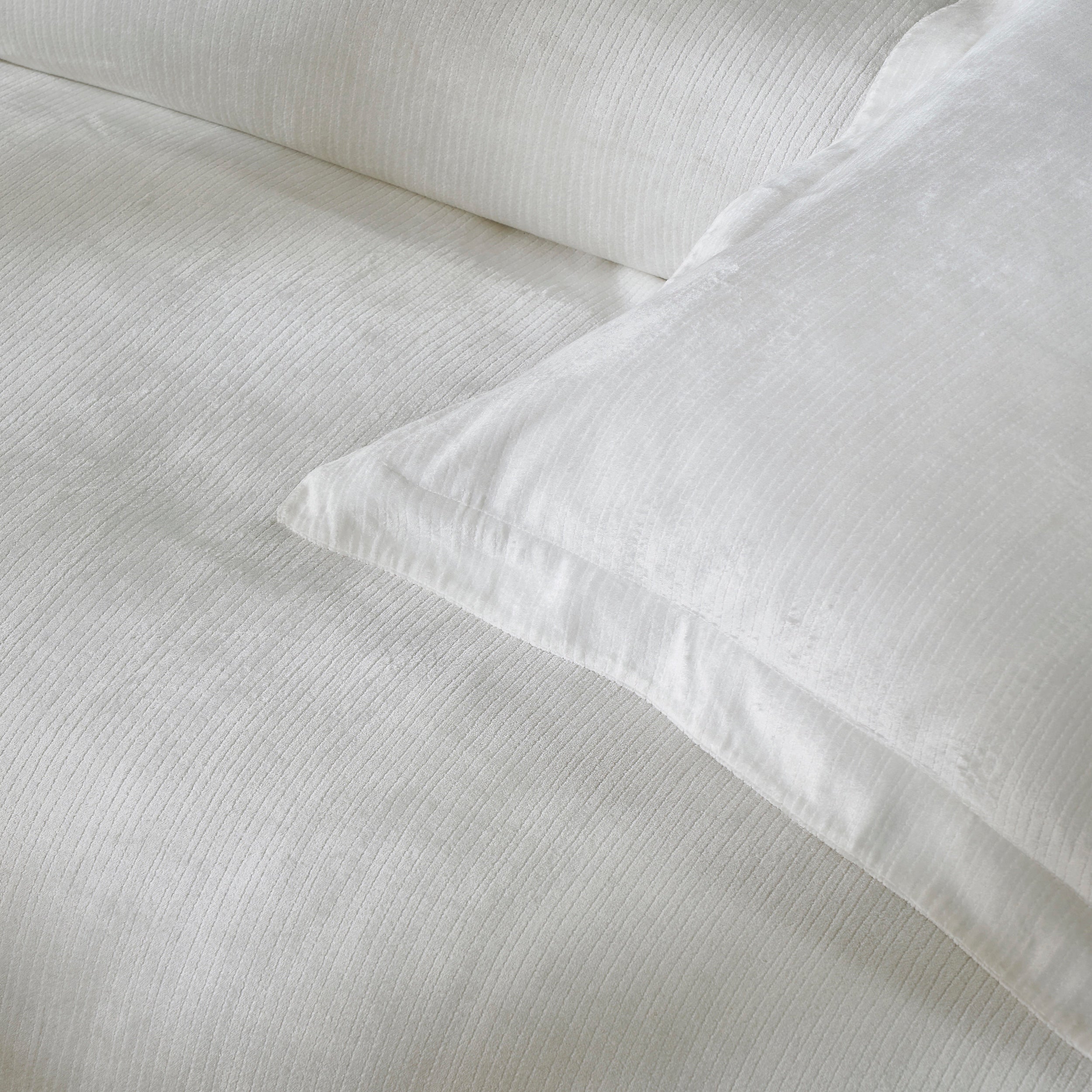 KS-052-2036_3|Elegant white duvet cover, showcasing subtle ribbed texture and luxurious fabric. Ideal for modern minimalist bedroom aesthetics.
