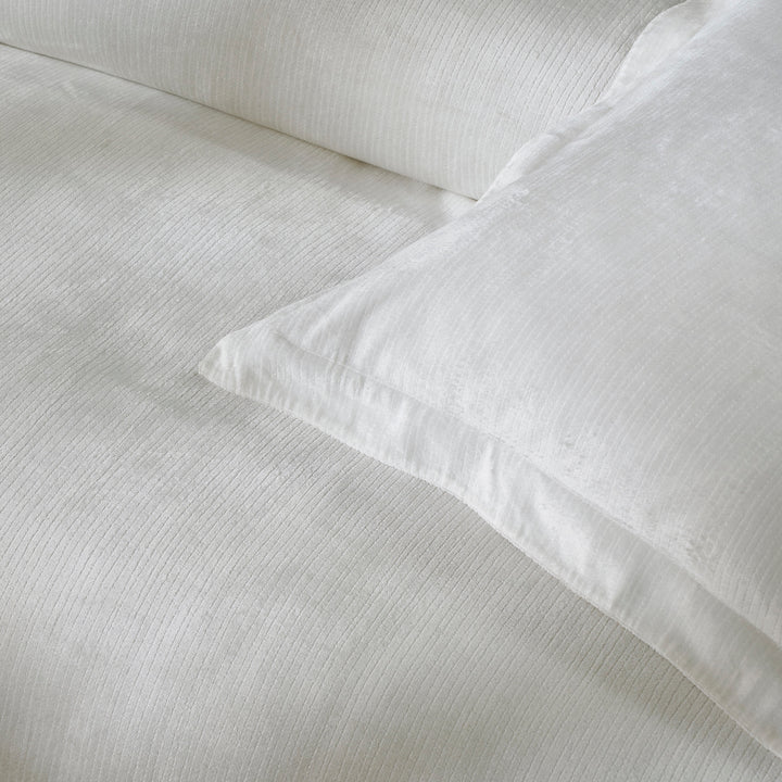 KS-052-2036_3|Elegant white duvet cover, showcasing subtle ribbed texture and luxurious fabric. Ideal for modern minimalist bedroom aesthetics.