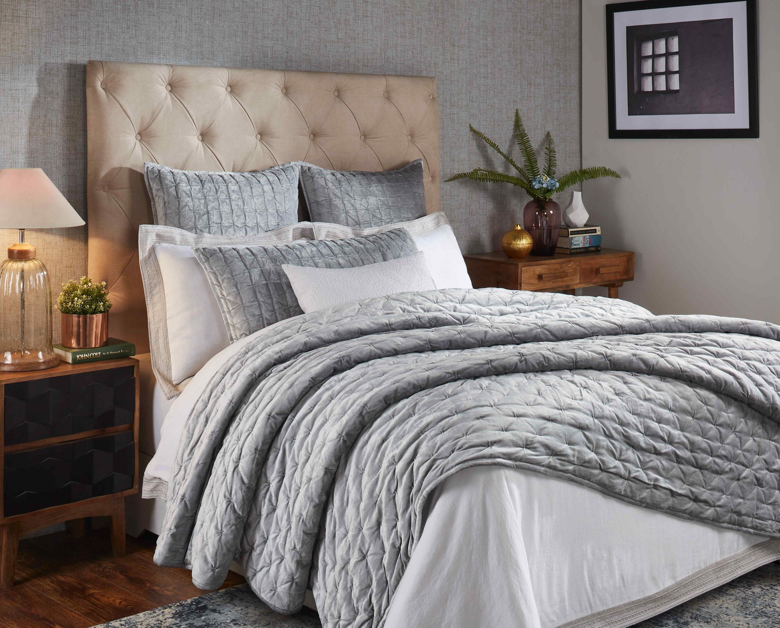 QT-324-11096_3|Modern grey quilted quilt with striking geometric pattern, bringing contemporary style and comfort to any bedroom.