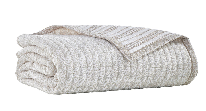 QT-348-11096_7|Elegant beige quilted bedspread with delicate diamond pattern, soft and cozy, perfect for a modern bedroom. Stylish bedding set.