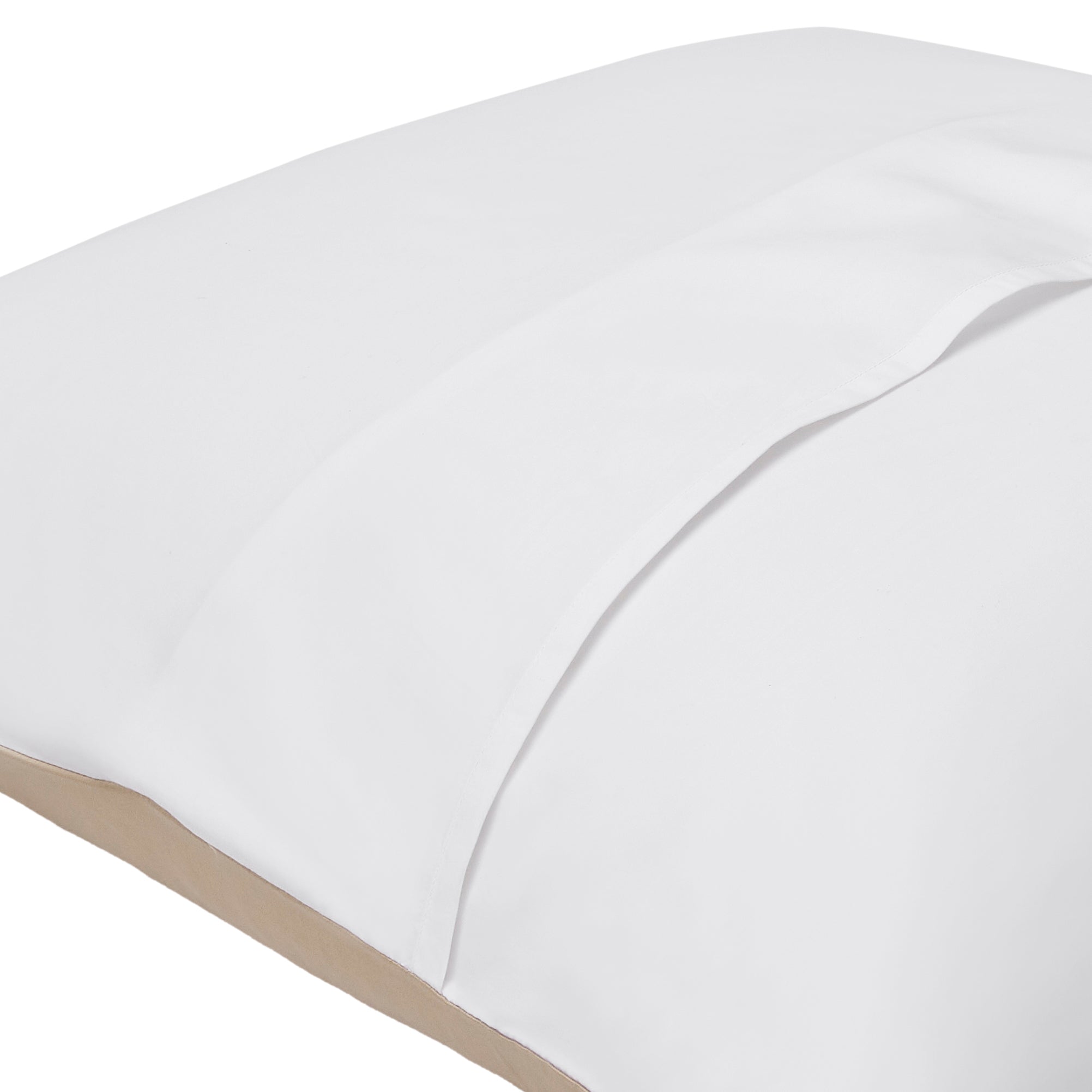 ES-063-2626_2|White duvet cover design showcasing a hidden envelope closure and smooth texture. Features an elegant beige trim detail.