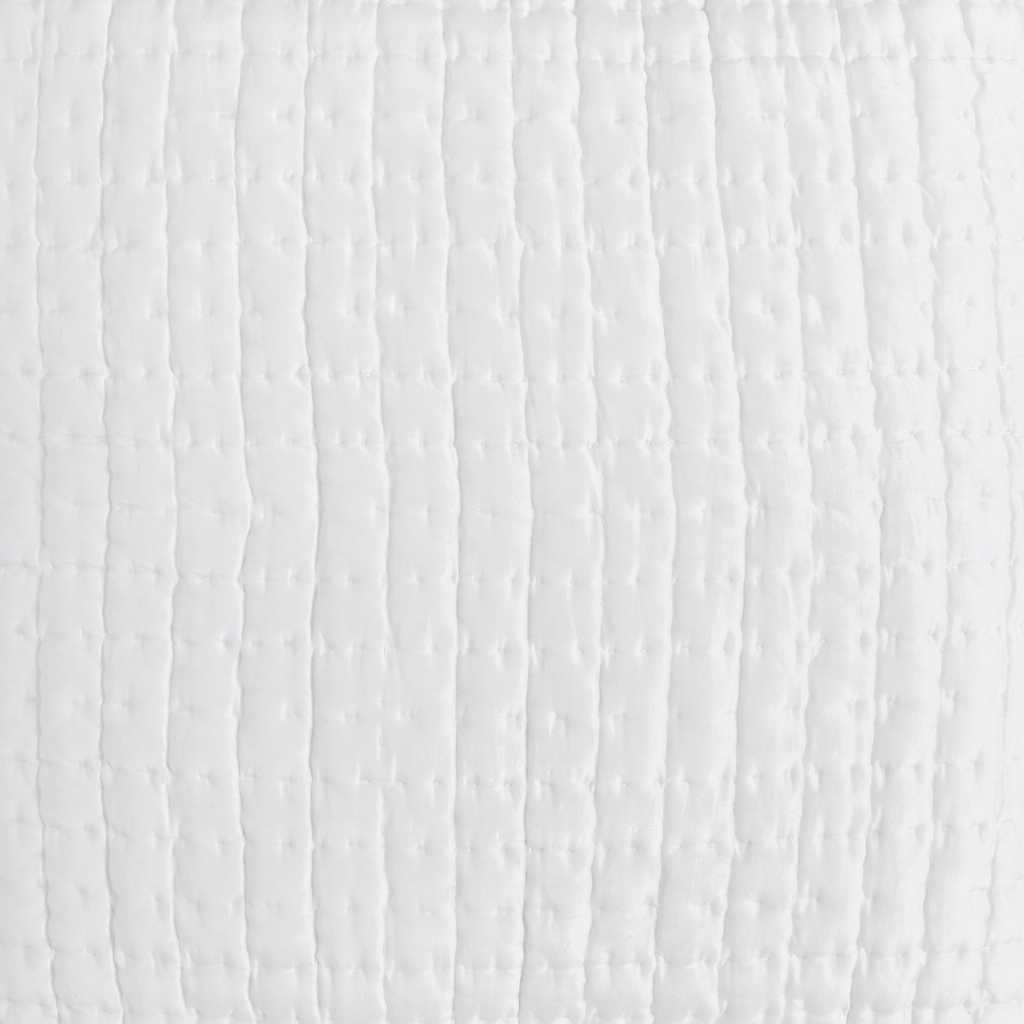 ES-176-2626_2|Detail of white channel quilted coverlet. Soft, luxurious bedding for a serene and elegant contemporary bedroom.