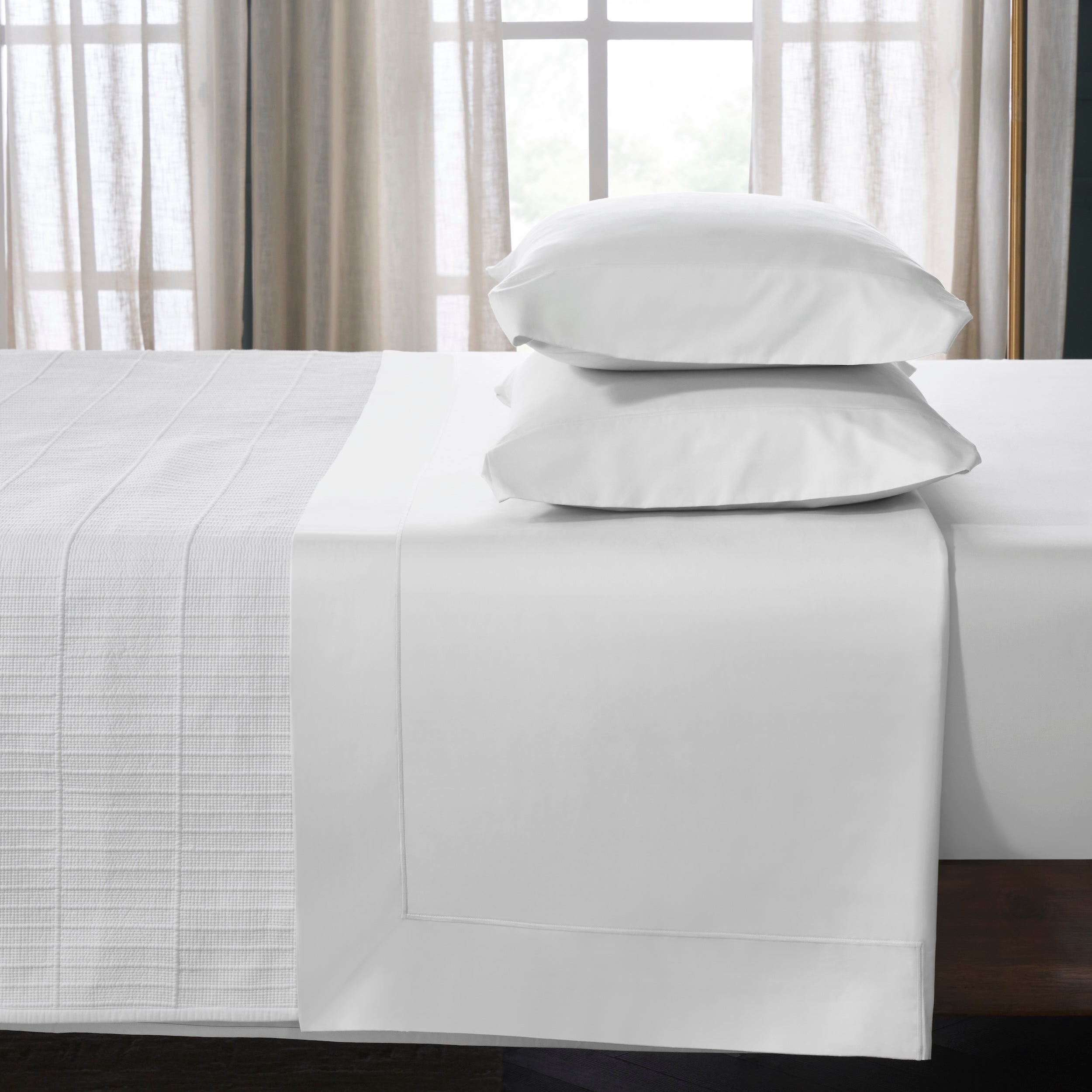 AKP-546-2040_3|Two standard white 100% cotton sateen weave pillowcases and a matching plain flat sheet set.