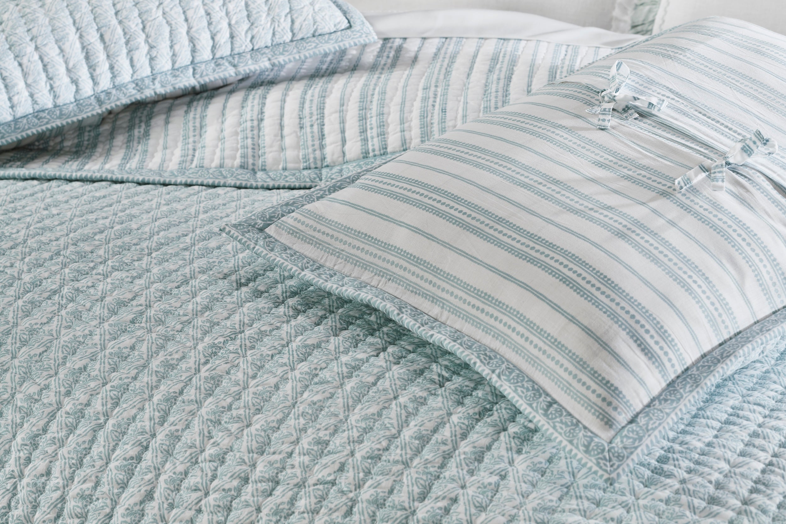 QT-347-9496_5|Light blue quilted bedspread with delicate diamond pattern, soft and cozy, perfect for a modern bedroom. Stylish bedding set.