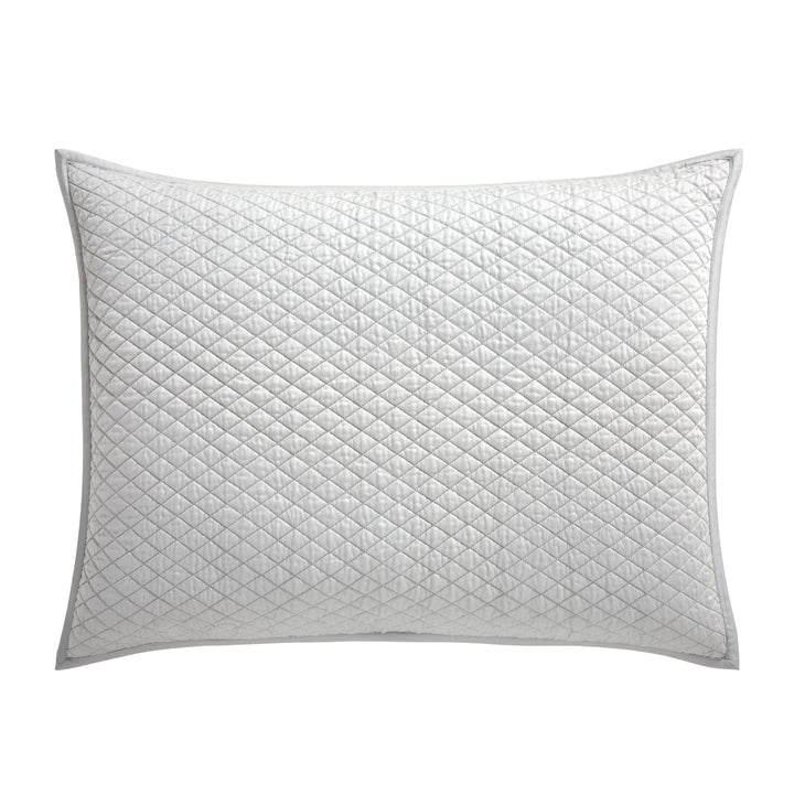 SS-266-2026_1|Light grey quilted coverlet with classic diamond pattern. Chic, modern bedding for an elegant bedroom, ensuring comfort.