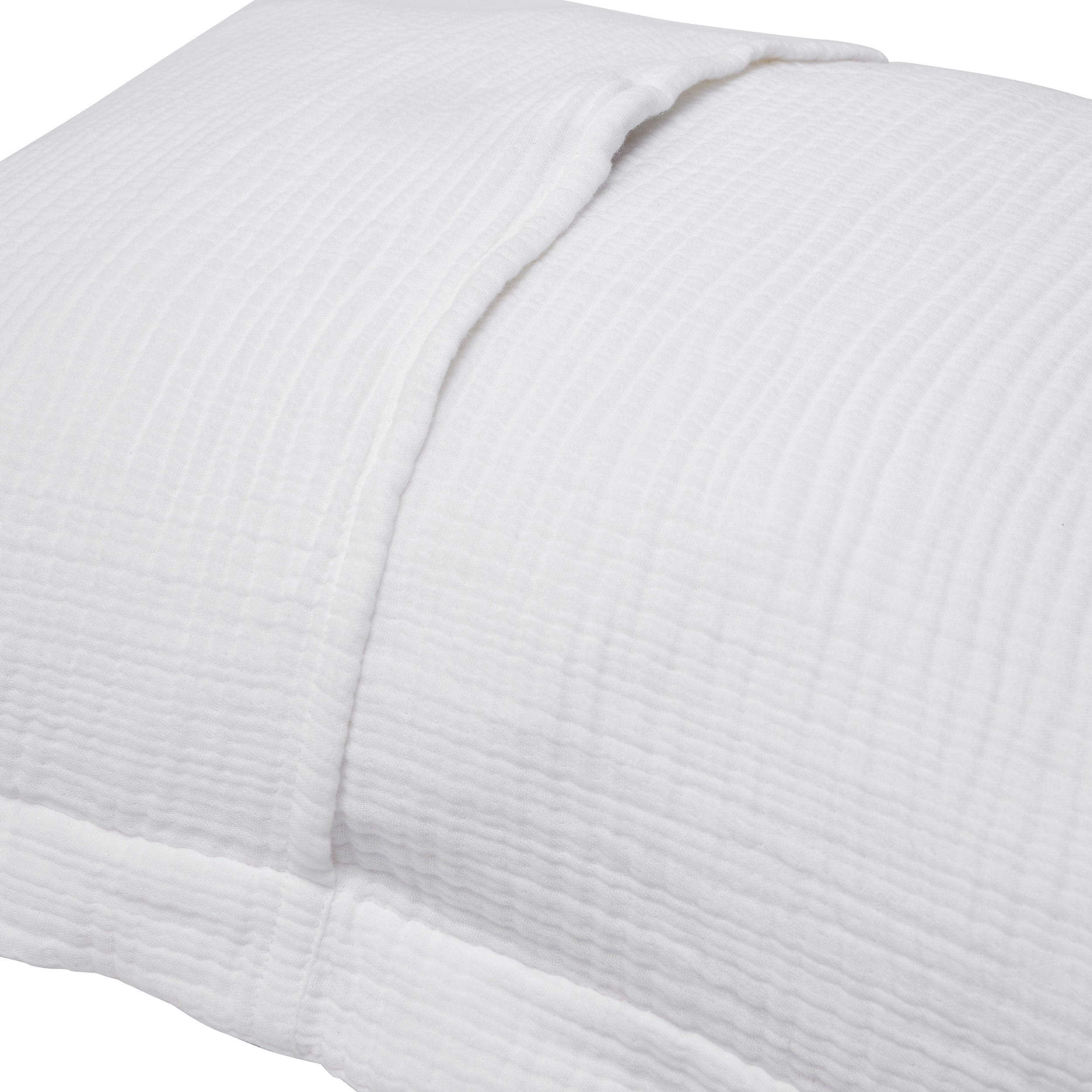 SS-048-2026_2|Detailed close-up of a white organic cotton duvet cover with a soft, crinkled texture, highlighting its subtle folds.