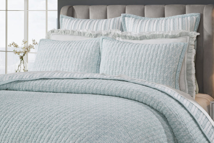 QT-347-9496_3|Light blue quilted bedspread with delicate diamond pattern, soft and cozy, perfect for a modern bedroom. Stylish bedding set.