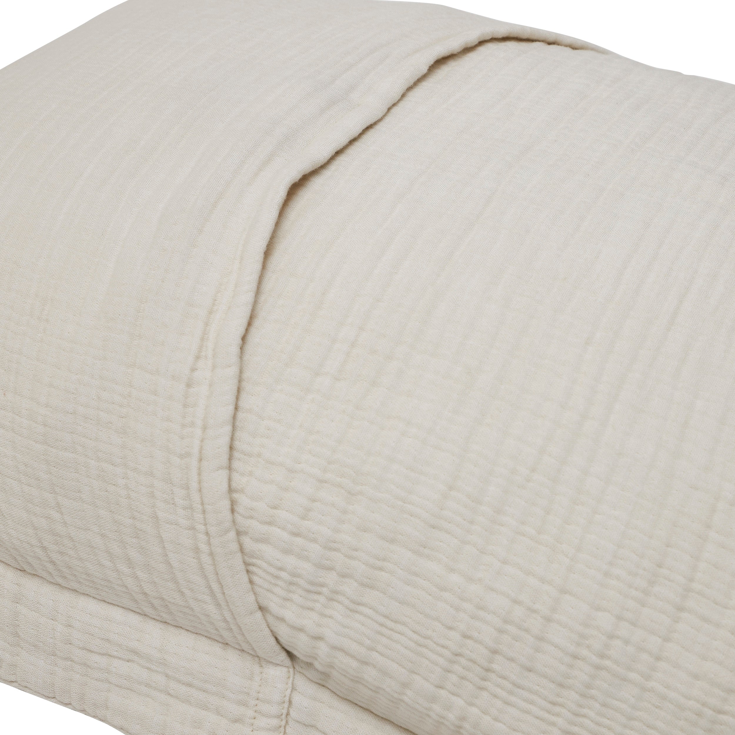 KS-049-2036_2|Close-up of a light cream crinkled cotton duvet cover, highlighting its soft, breathable texture and natural cozy appeal.