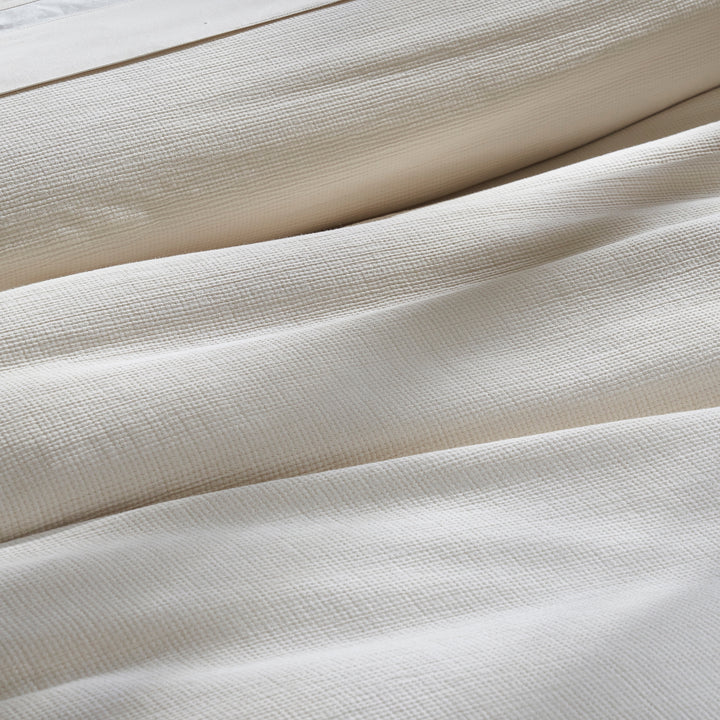 DT-068-9092_7|Close-up of a luxurious light beige textured duvet cover fabric, showcasing its subtle woven pattern for elegant bedroom decor.