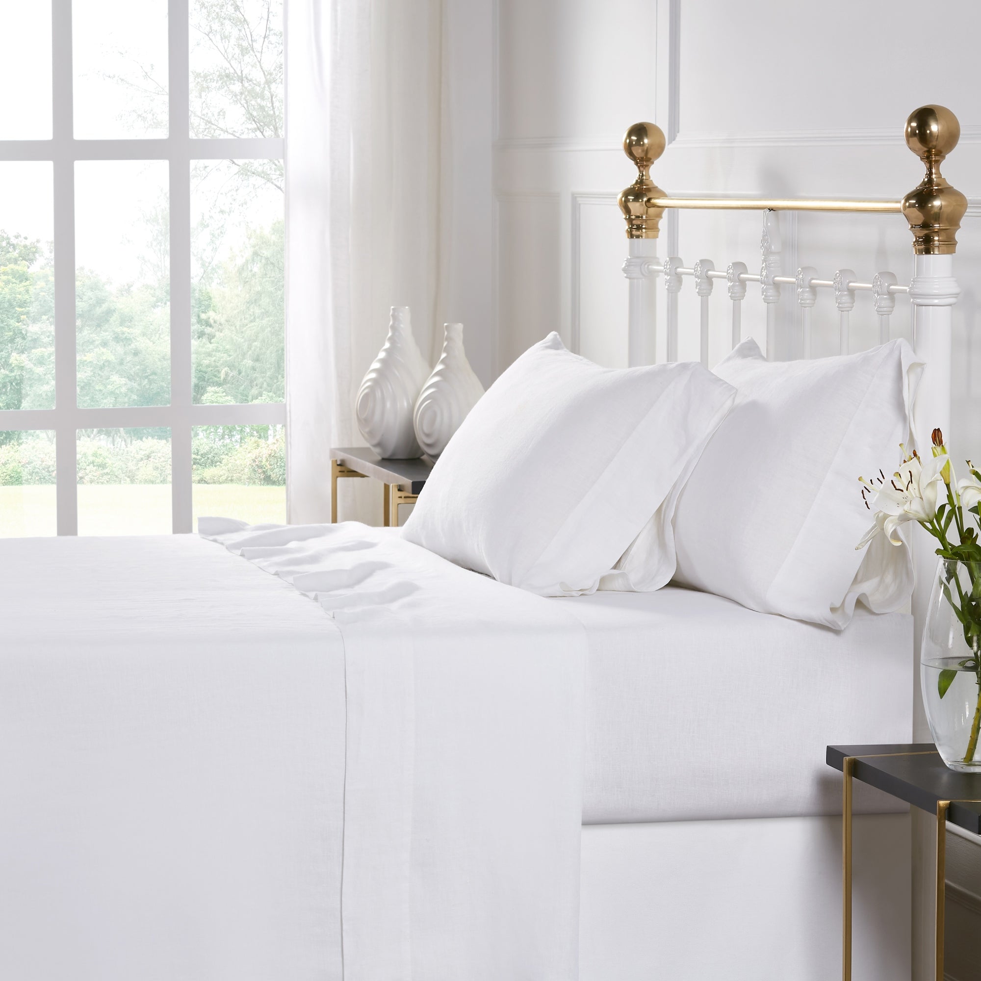 KSS-514-7880_1|Crisp white 100% pure linen sheet set on a bed, including fitted sheet, flat sheet, and pillowcases. Luxurious and breathable.