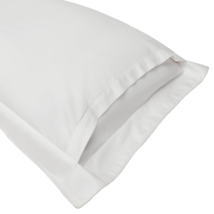 KS-052-2036_2|Crisp white duvet cover, close-up showing fine stitching details and envelope closure. Premium cotton bedding for cozy sleep.